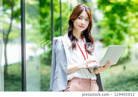 Business woman with laptop 129405912