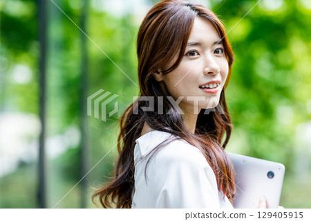 Business woman with laptop 129405915