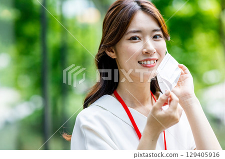 A woman who removes the mask 129405916