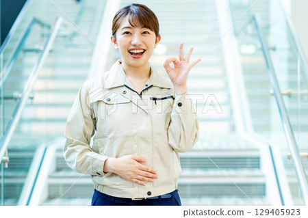 Worker's lady 129405923