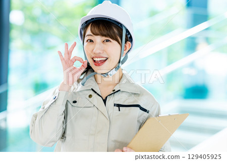 Worker's lady 129405925