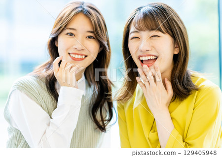 兩個女人笑著說話 129405948