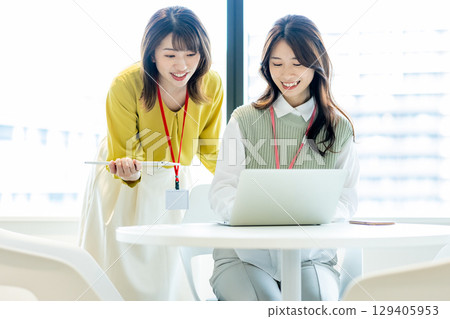 A woman having a meeting 129405953