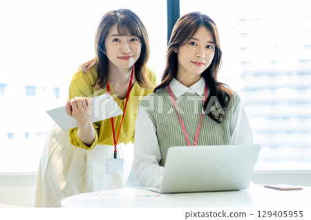 一個女人在開會 一個女人在開會 129405955