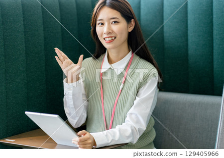 穿著西裝的女商人在辦公室展位遠程工作 穿著西裝的女商人在辦公室展位遠程工作 129405966