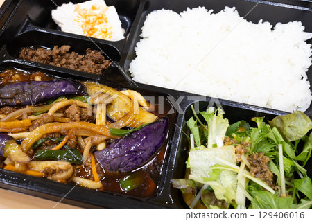 美味香辣炒茄子和肉末中式午餐盒 129406016