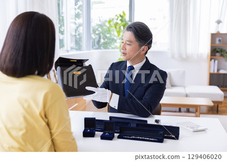 On-site purchase appraisal A man appraising at the destination 129406020