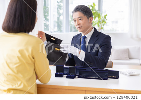On-site purchase appraisal A man appraising at the destination 129406021