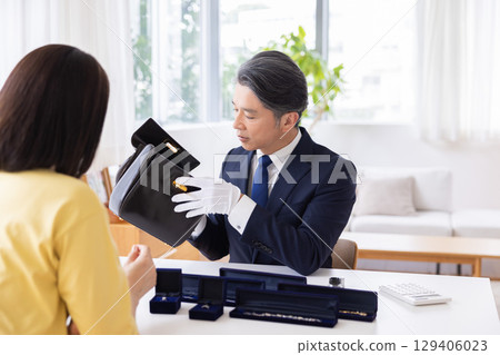 現場購買評估 一名男子在目的地進行評估 129406023