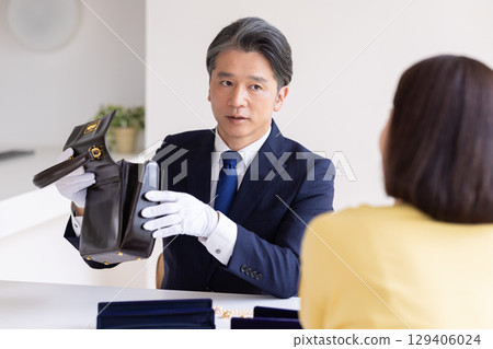 現場購買評估 一名男子在目的地進行評估 129406024