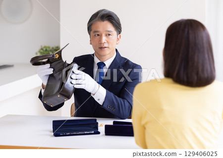 On-site purchase appraisal A man appraising at the destination 129406025