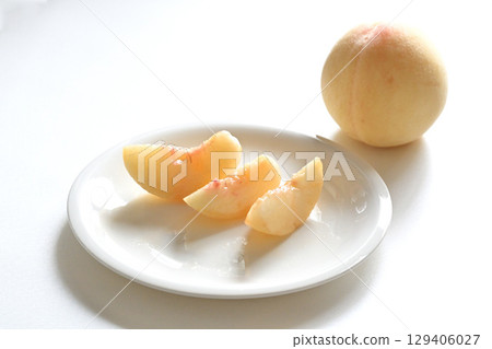 Sweet and delicious white peaches from Okayama Prefecture 129406027