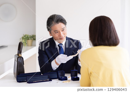 On-site purchase appraisal A man appraising at the destination On-site purchase appraisal A man appraising at the destination 129406043