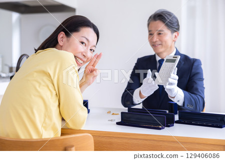 現場購買：一位家庭主婦正在家中評估她的物品 129406086