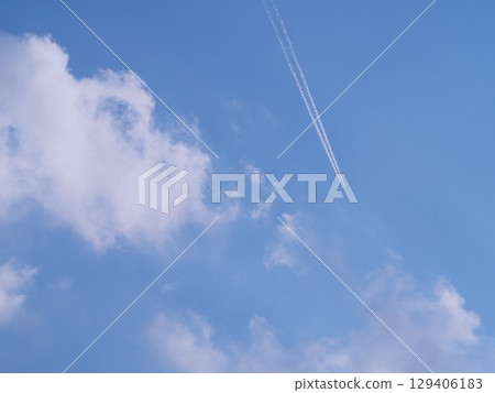 藍天和白色雲彩和豹子云彩 129406183