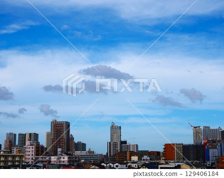 川口市摩天大樓上空飄過的雲朵 129406184