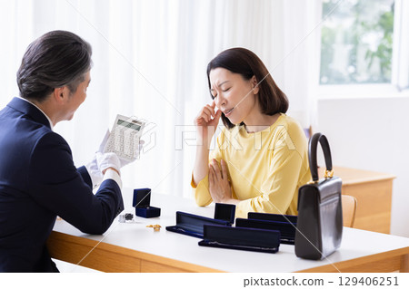 現場購買：一位家庭主婦正在家中評估她的物品 129406251