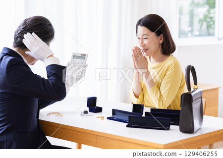 On-site purchase: A housewife having her items appraised at home On-site purchase: A housewife having her items appraised at home 129406255