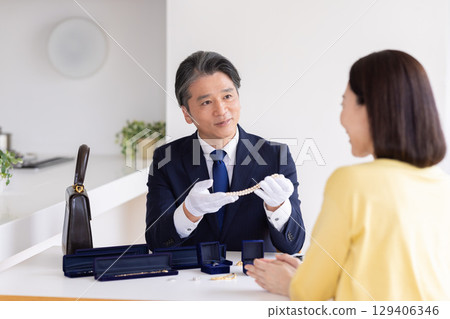 On-site purchase appraisal A man appraising at the destination On-site purchase appraisal A man appraising at the destination 129406346