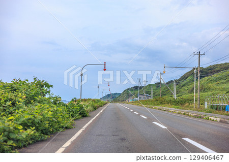 A summer drive under the cloudy sky of the Ororon Line 129406467