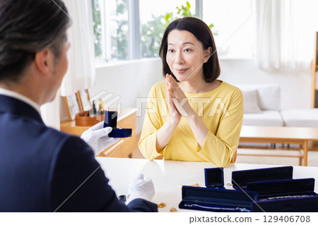 On-site purchase: A housewife having her items appraised at home On-site purchase: A housewife having her items appraised at home 129406708