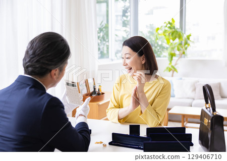 On-site purchase: A housewife having her items appraised at home On-site purchase: A housewife having her items appraised at home 129406710