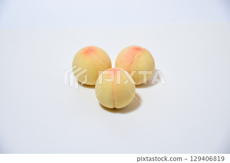 Sweet and delicious white peaches from Okayama Prefecture Sweet and delicious white peaches from Okayama Prefecture 129406819