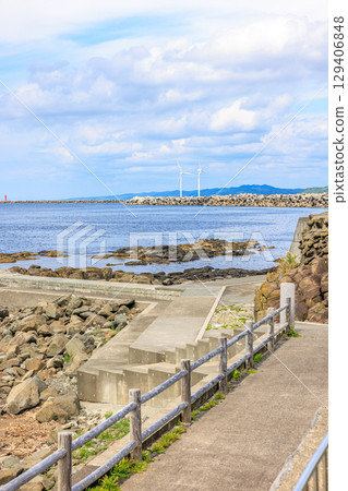 Cape Ogon, Hokkaido. A quiet summer afternoon, with waves lapping under a cloudy sky. 129406848