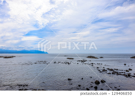 北海道黃金岬。一個寧靜的夏日午後，多雲的天空下，海浪拍打著海岸。 129406850