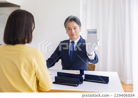 現場購買評估 一名男子在目的地進行評估 現場購買評估 一名男子在目的地進行評估 129406884