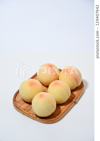 Sweet and delicious white peaches from Okayama Prefecture Sweet and delicious white peaches from Okayama Prefecture 129407642