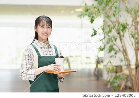 在咖啡館工作的年輕女職員 在咖啡館工作的年輕女職員 129408003