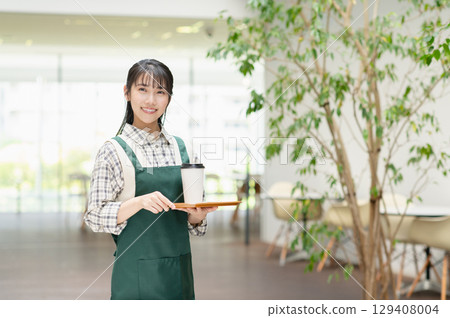 在咖啡館工作的年輕女職員 在咖啡館工作的年輕女職員 129408004