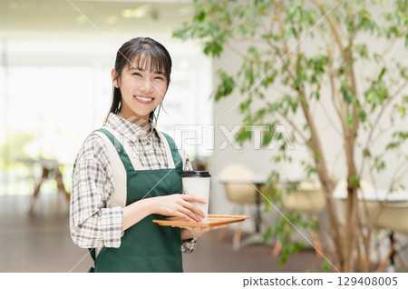 在咖啡館工作的年輕女職員 在咖啡館工作的年輕女職員 129408005