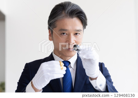 On-site purchase: A man assessing precious metals On-site purchase: A man assessing precious metals 129408130