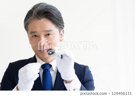 On-site purchase: A man assessing precious metals On-site purchase: A man assessing precious metals 129408131