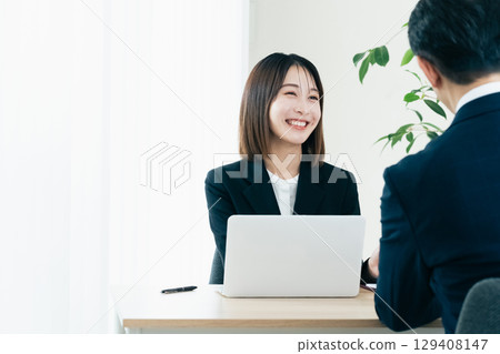 Business woman who does business Business woman who does business 129408147