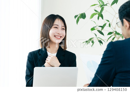 做生意的女商人 129408150