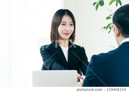 做生意的女商人 129408154
