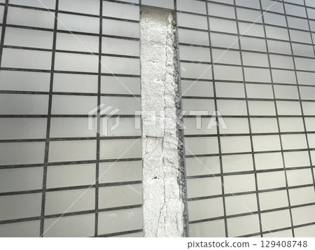 Repairing cracks in ALC walls by removing broken tiles Repairing cracks in ALC walls by removing broken tiles 129408748