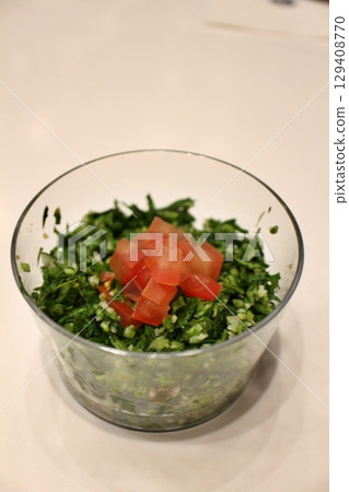 卡達多哈一家餐廳的黎巴嫩開胃菜和塔布勒沙拉（切碎的歐芹沙拉） 129408770