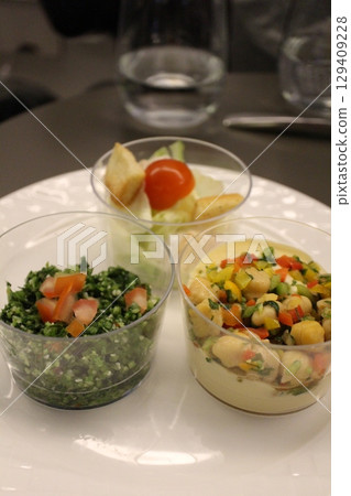 卡達多哈一家餐廳的黎巴嫩開胃菜拼盤(塔布勒沙拉、鷹嘴豆泥) 卡達多哈一家餐廳的黎巴嫩開胃菜拼盤(塔布勒沙拉、鷹嘴豆泥) 129409228