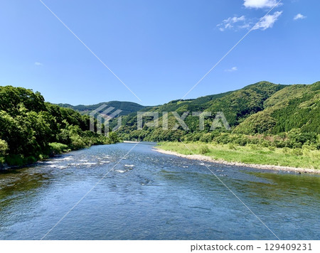 The Shimanto River is illuminated by the clear blue sky and fresh greenery of May (Sada Submerged Bridge, Shimanto City, Kochi Prefecture) 129409231