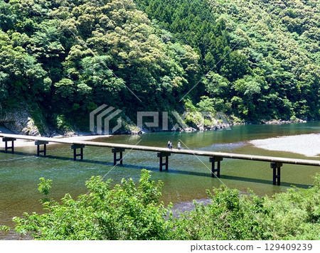 新綠點綴的四萬十川與岩間水橋（高知縣） 129409239
