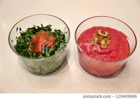 卡達多哈一家餐廳的黎巴嫩開胃菜拼盤（tabouli、moutabel） 129409999