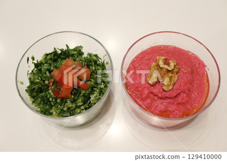 卡達多哈一家餐廳的黎巴嫩開胃菜拼盤(tabouli、moutabel) 卡達多哈一家餐廳的黎巴嫩開胃菜拼盤(tabouli、moutabel) 129410000