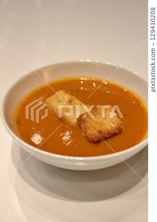 卡達多哈一家餐廳的摩洛哥哈里拉（蔬菜湯）配麵包丁 129410208
