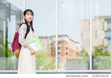 走在校園裡的女大學生 走在校園裡的女大學生 129410229
