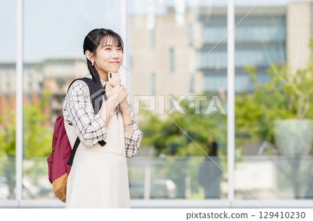 走在校園裡的女大學生 走在校園裡的女大學生 129410230
