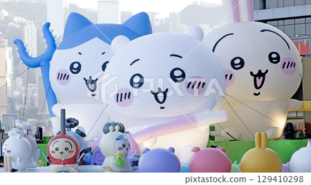 The popular Japanese animation Chiikawa has a large exhibition at the Tsim Sha Tsui MTR station and the waterfront, attracting The popular Japanese animation Chiikawa has a large exhibition at the Tsim Sha Tsui MTR station and the waterfront, attracting 129410298